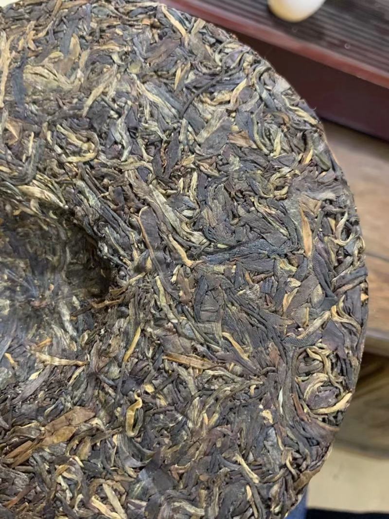 2013年熊猫老树圆茶，此茶金黄汤色，条索肥壮，饼面油光