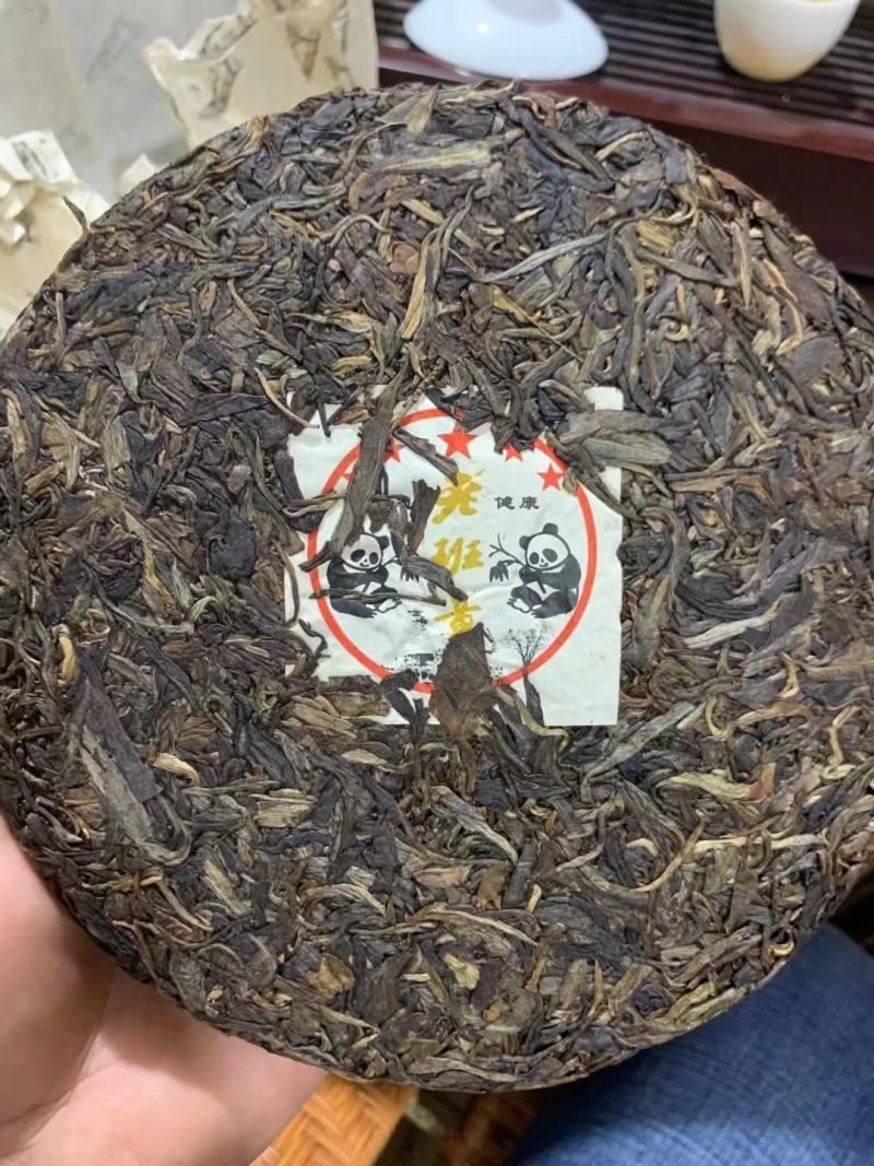 2013年熊猫老树圆茶，此茶金黄汤色，条索肥壮，饼面油光