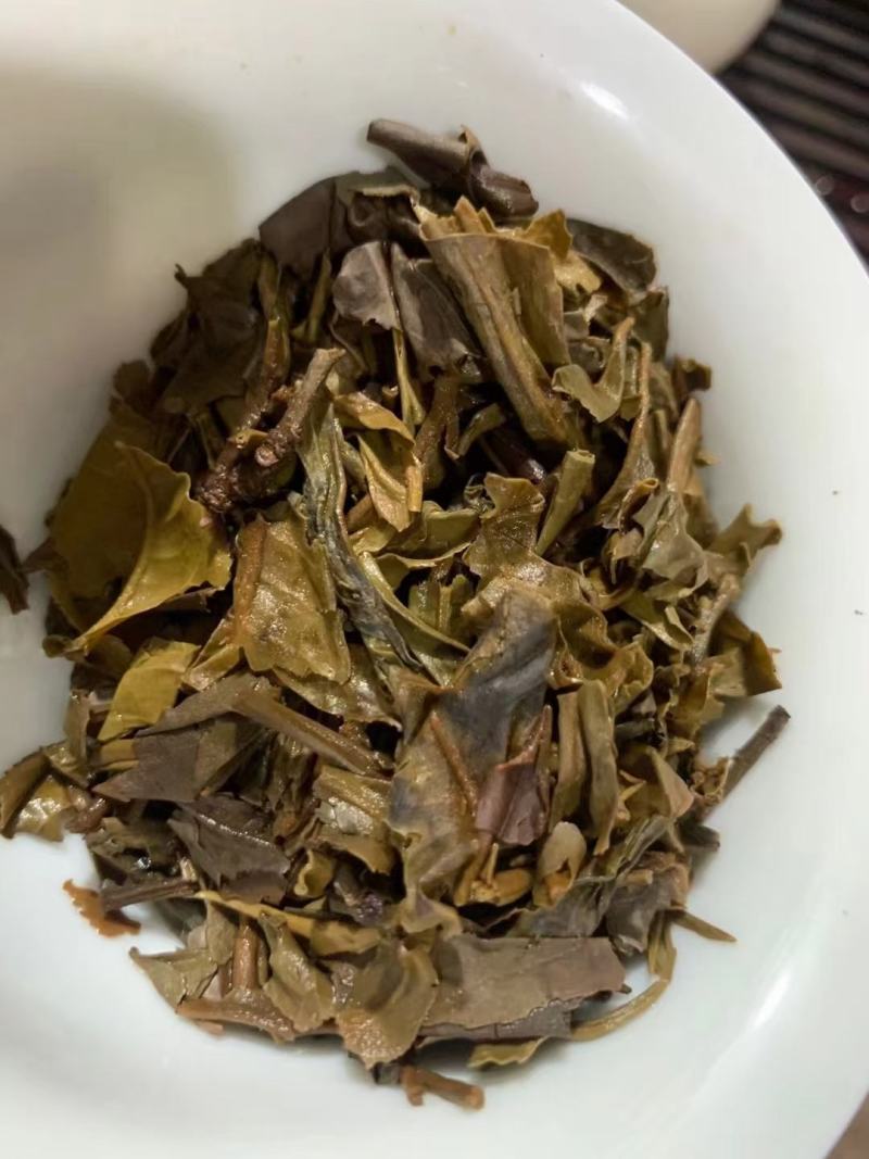 2013年熊猫老树圆茶，此茶金黄汤色，条索肥壮，饼面油光
