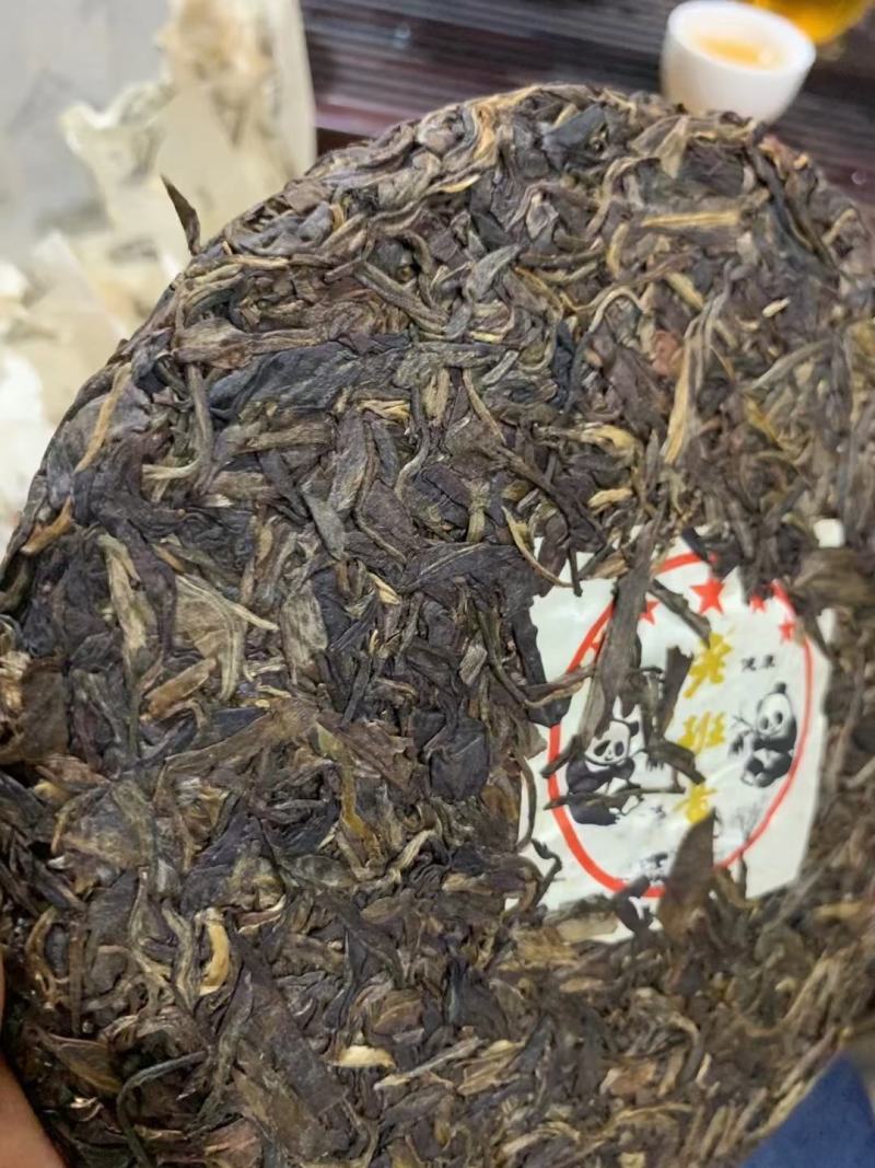 2013年熊猫老树圆茶，此茶金黄汤色，条索肥壮，饼面油光