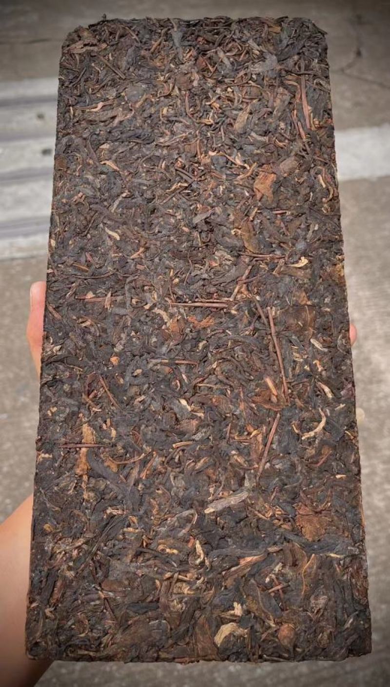 九十年代廖福砖茶此茶干仓储存茶面栗黄色，茶汤明亮红润