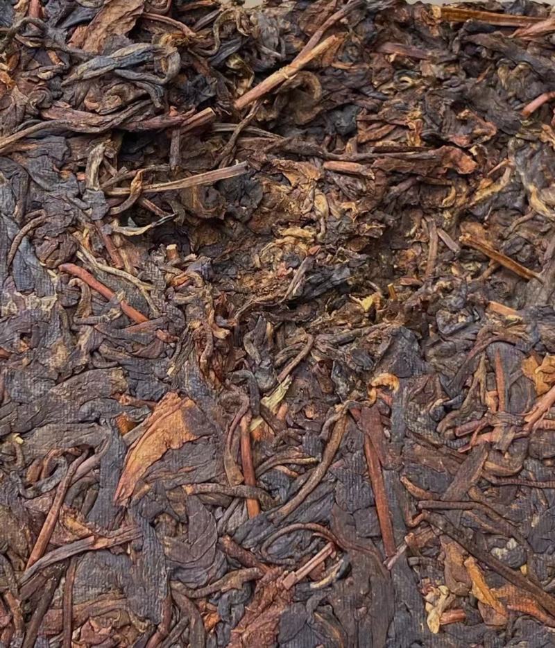 九十年代廖福砖茶此茶干仓储存茶面栗黄色，茶汤明亮红润