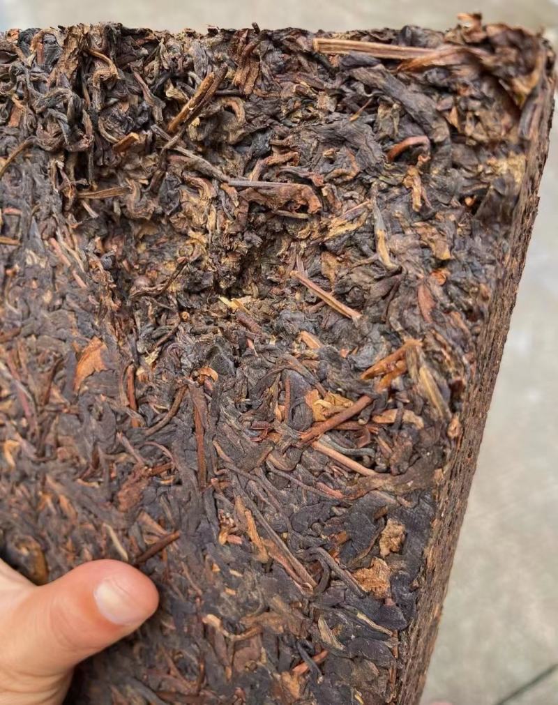 九十年代廖福砖茶此茶干仓储存茶面栗黄色，茶汤明亮红润