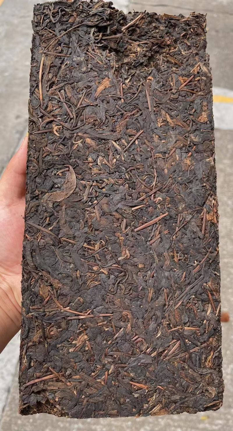 九十年代廖福砖茶此茶干仓储存茶面栗黄色，茶汤明亮红润