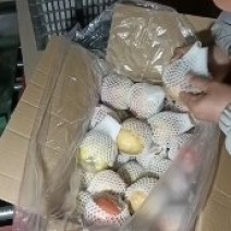 红富士苹果正在装箱中有需要的客商可以联系我。