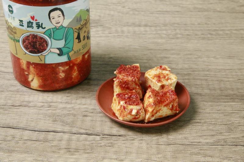 宣城爱宣豪公司《爱宣味》牌豆腐乳，用传统家庭式手工方法腌