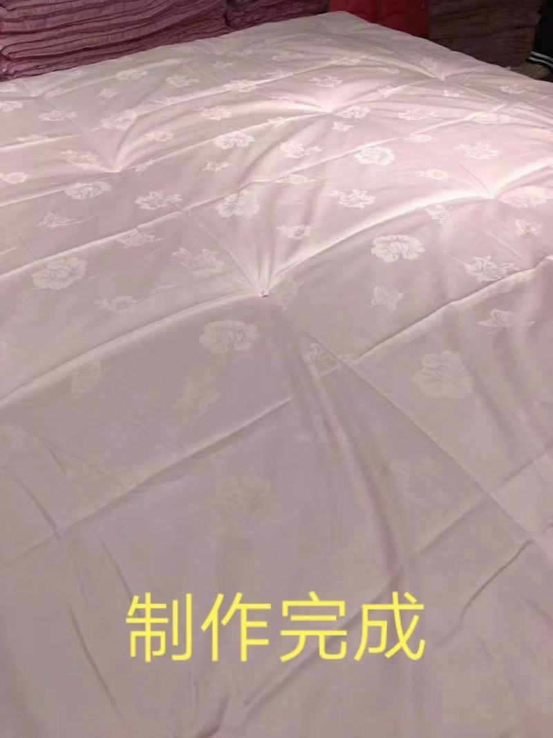 纯榨蚕丝蚕丝被细腻柔软，货源充足，对接超市送礼品。
