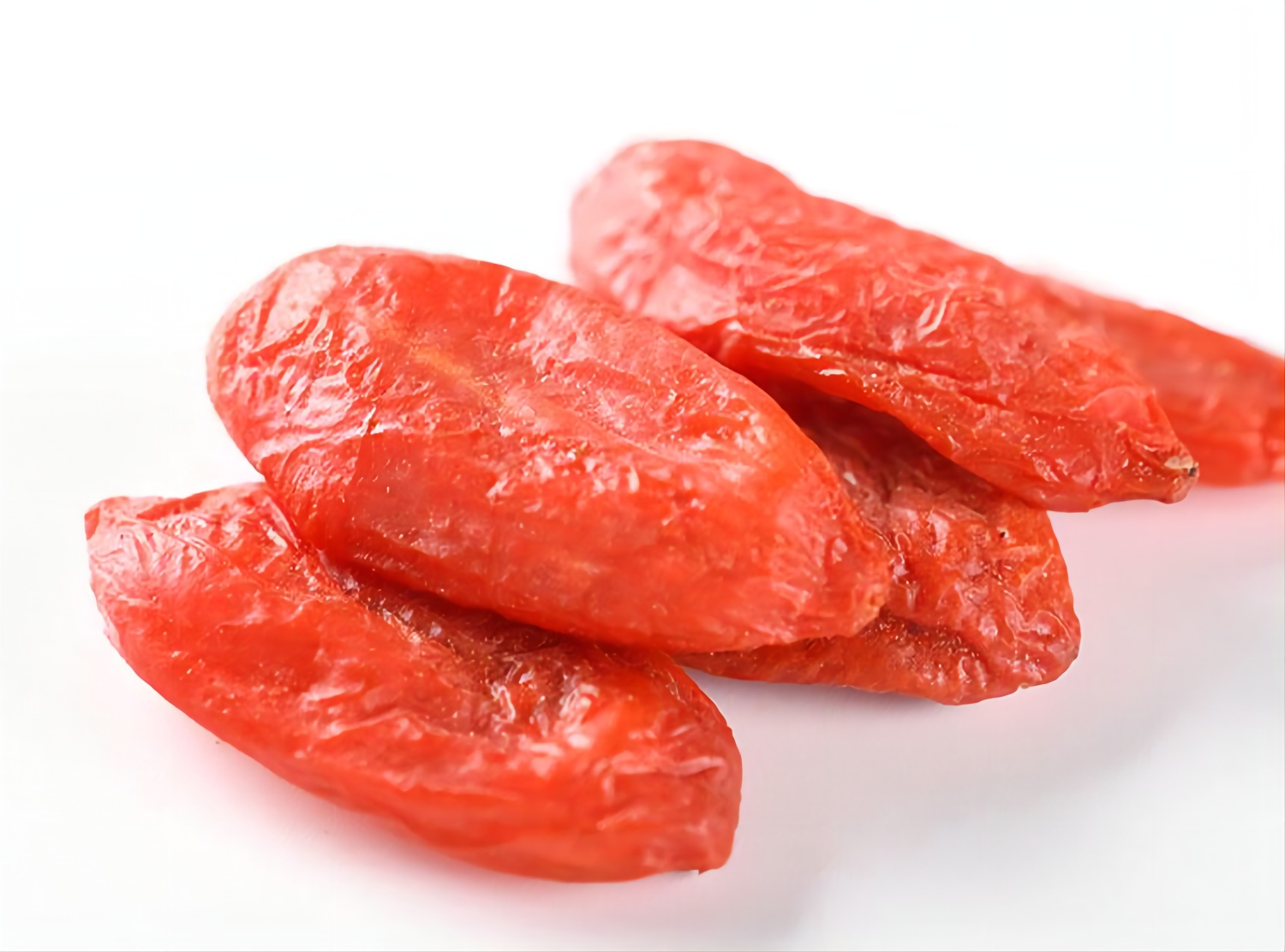 一颗颗饱满的红枸杞,色泽鲜亮,表面带有自然光泽,展示其优质品质 枸杞特写