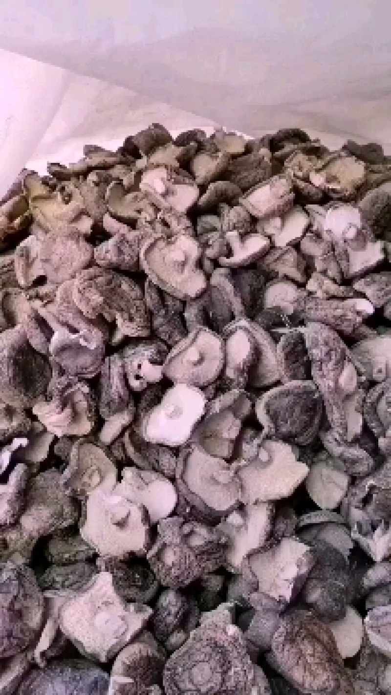产区直销各种规格干香菇，形好肉厚，颜色漂亮，香味浓，