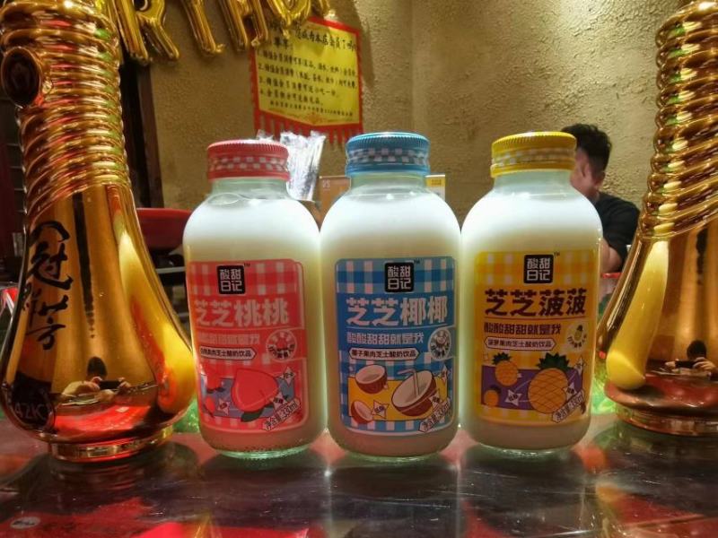 330ml玻璃瓶果肉芝士酸奶，双贴膜标签，每瓶都有新文案