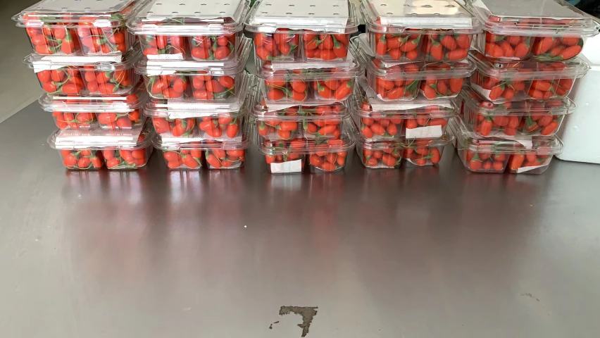 超市货架上摆放着包装精美的新鲜红枸杞,顾客正在挑选 新鲜红枸杞市场销售场景