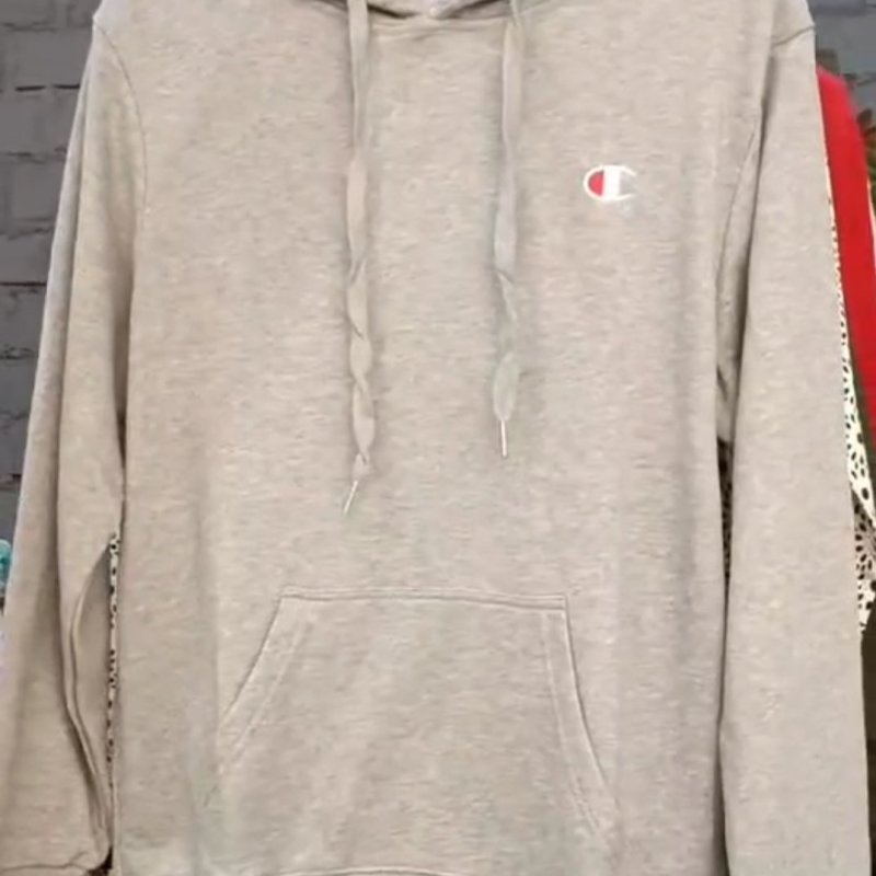 精品商场下架的男装。