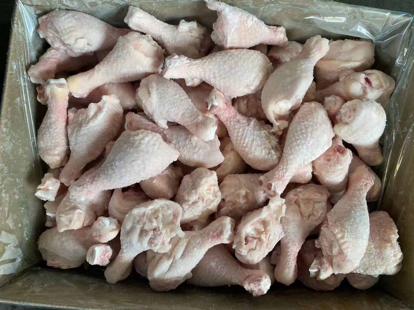 冰淇淋液倒入模具并在冰箱冷冻过程