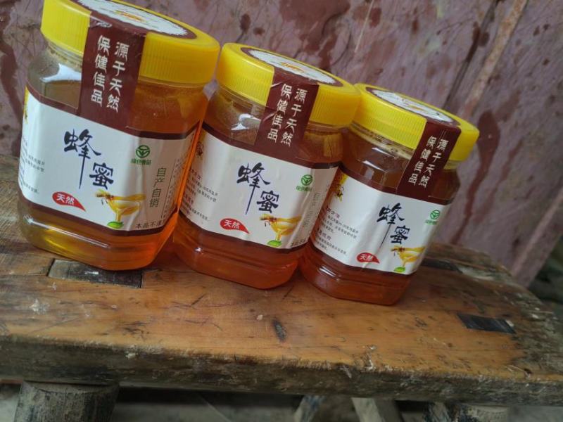 采天地精华，酿自然好蜜，花香千里，蜂拥至蜜润人心。自产自