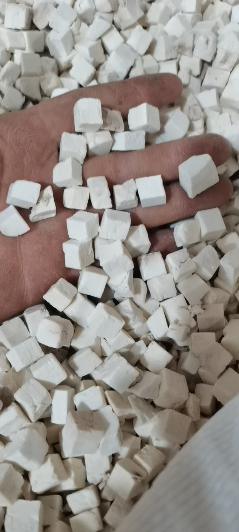 茯苓丁熟丁0.6筛以上，没有颗粒干度好颜色白