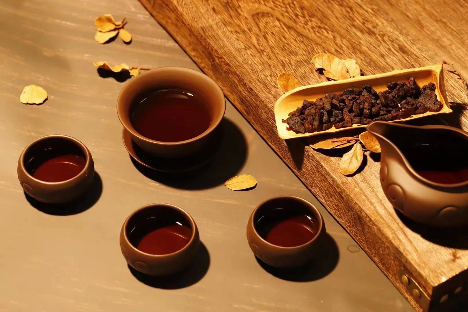 一张展示黄姜子用于中药或家庭保健的场景图,可能包括姜茶、姜片泡水等使用方式 黄姜子药用用途展示图