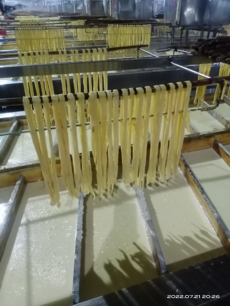 福建南平特有的黄豆腐竹，不含淀粉。手工制作，煮的熟煮不烂