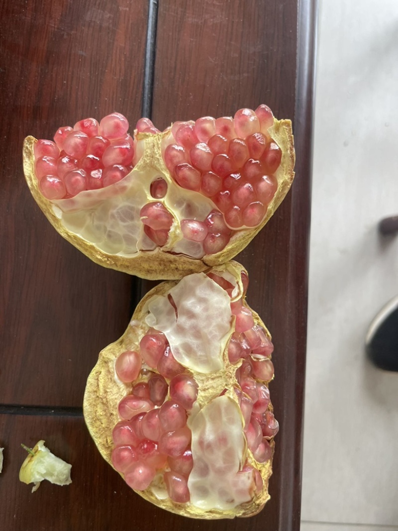 蒙自甜石榴，货源充足稳定，味道正宗美味，原产地直发