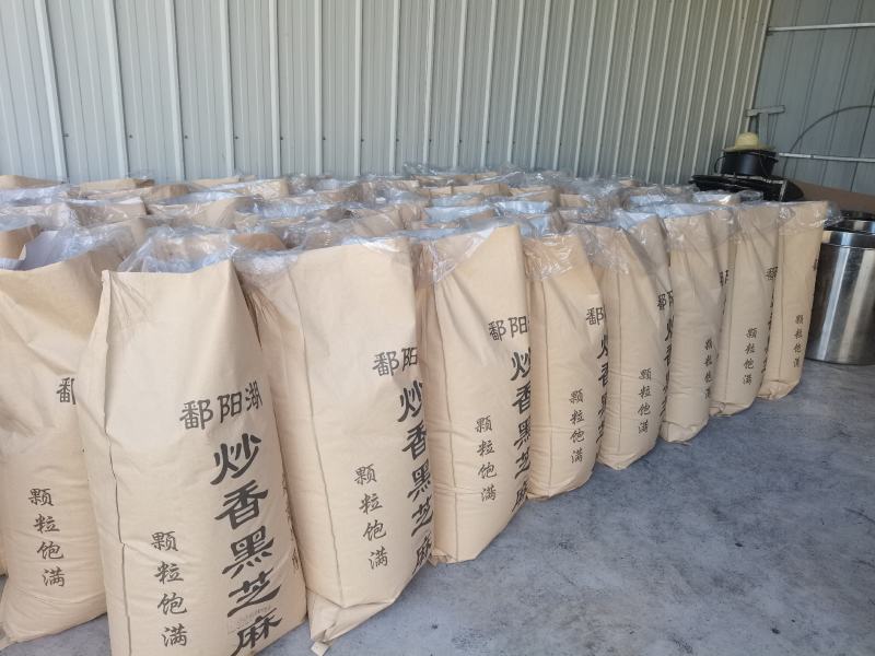 色选炒熟黑芝麻，颗粒饱满干净