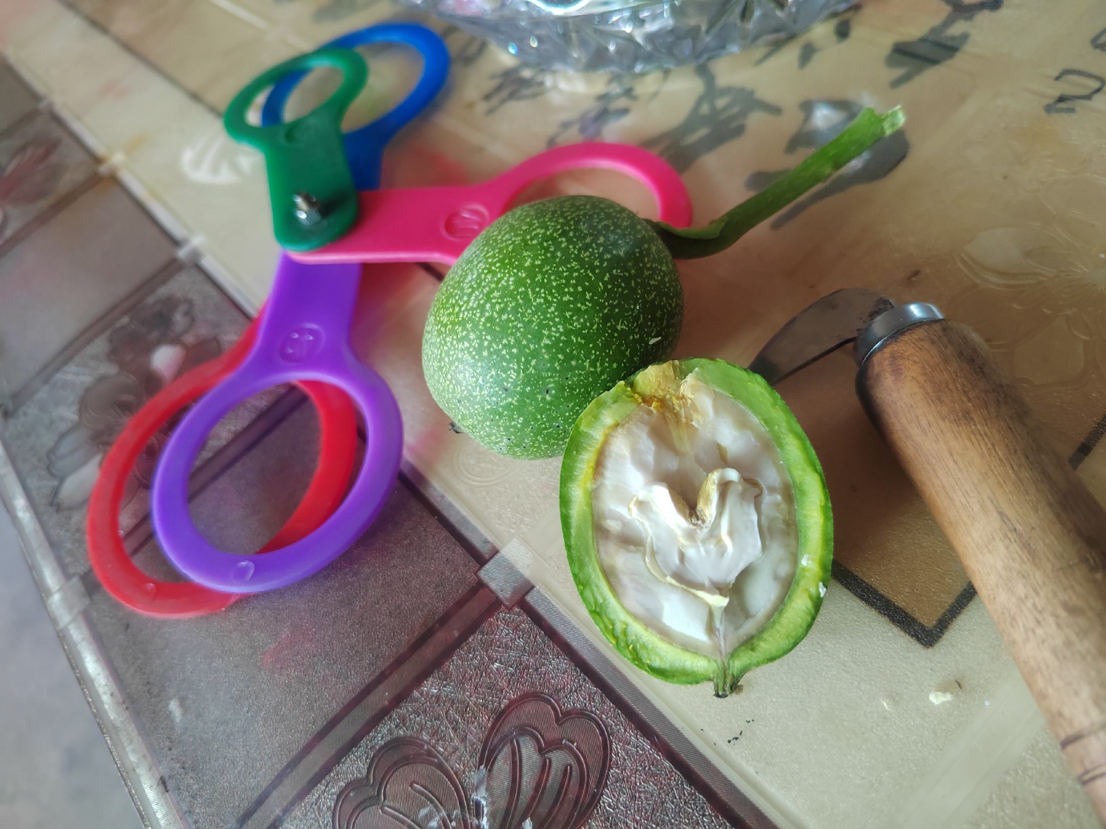 香玲核桃整果与破壳后核桃肉对比图