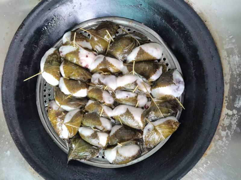 东北传统美食做法，1苏子叶（苏耗子）2豆面卷子（驴打