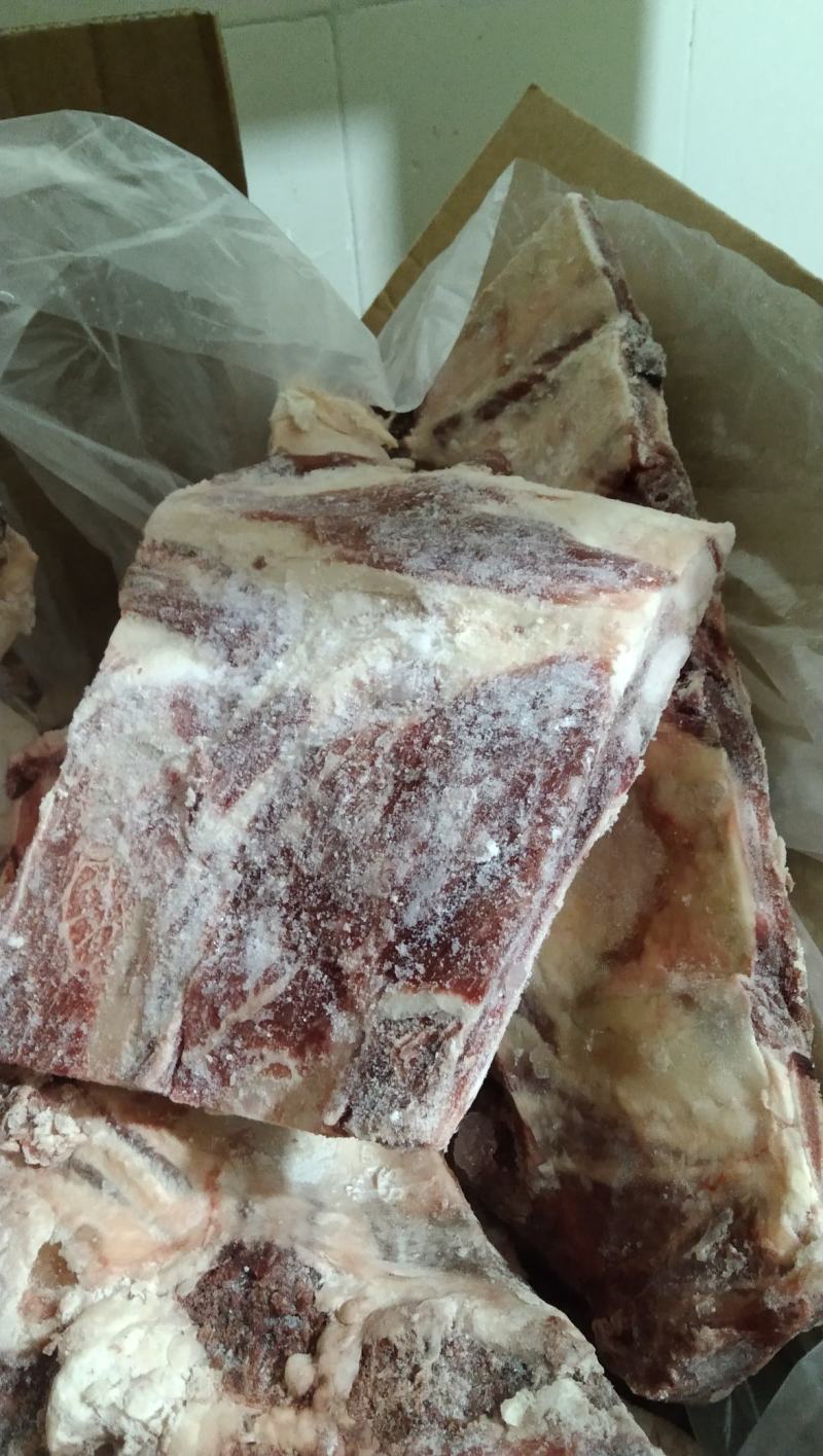 牛排骨，色泽鲜艳肥瘦相间，骨肉相连长年有货质量保证