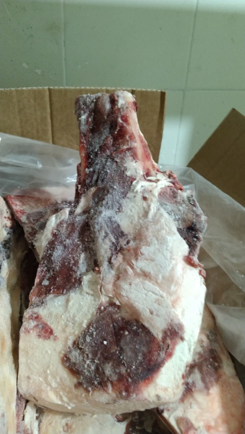 牛排骨，色泽鲜艳肥瘦相间，骨肉相连长年有货质量保证