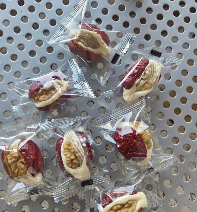 红枣夹核桃选用优质新疆大枣优质核桃仁加工而成全国发货