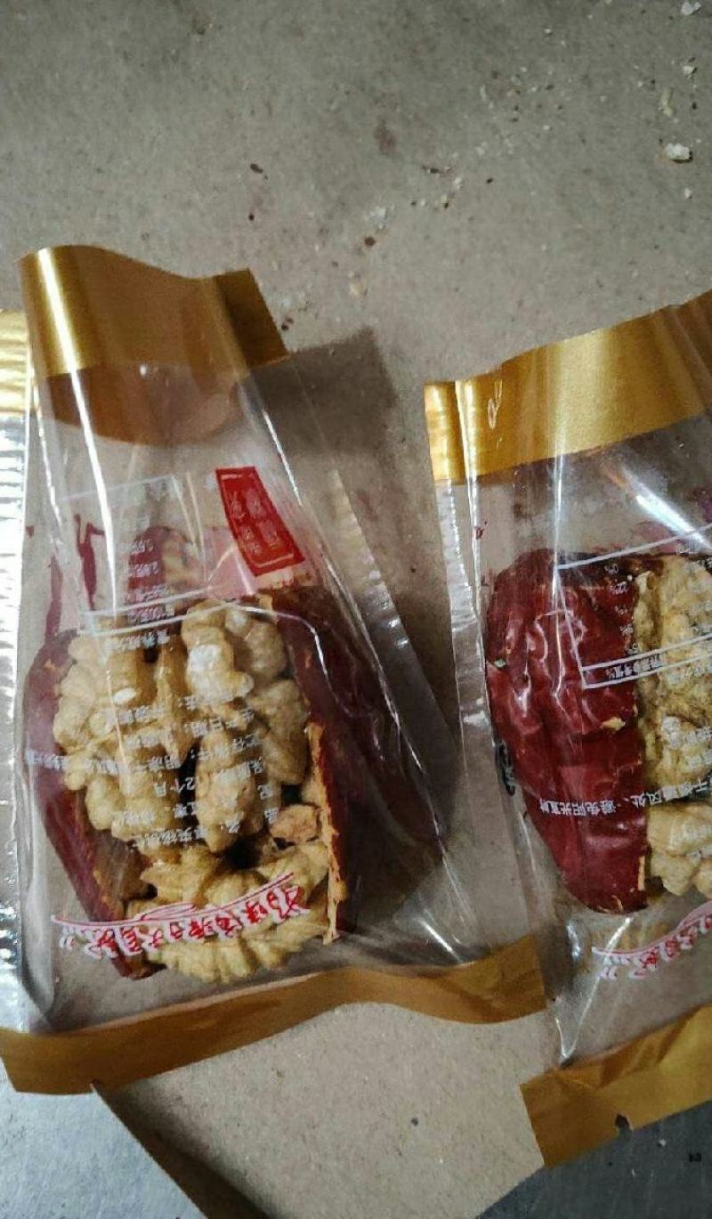 红枣夹核桃选用优质新疆大枣优质核桃仁加工而成全国发货