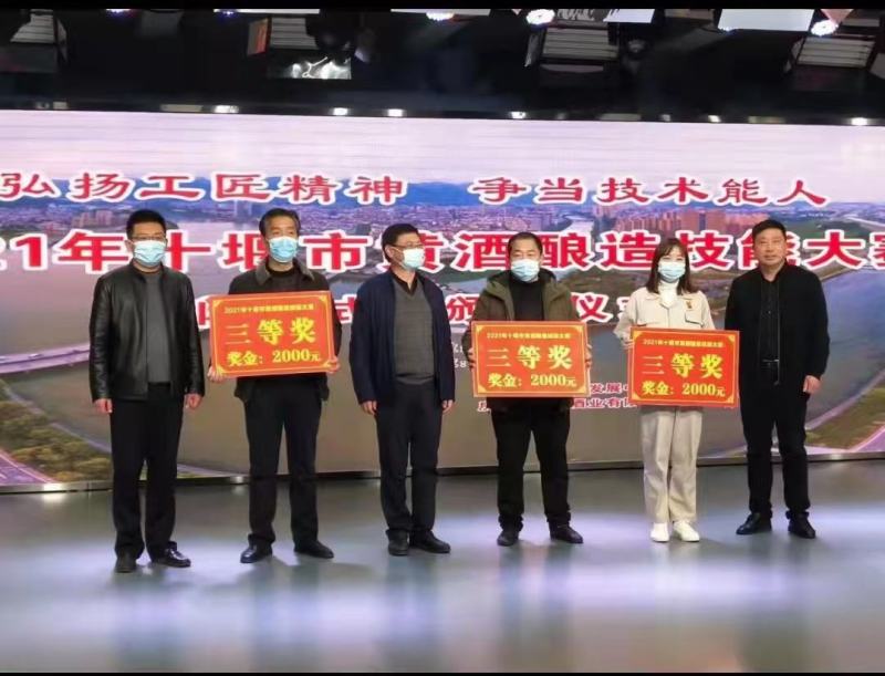 黄酒，优级黄酒18度左右原浆酒，无添加，无勾兑。