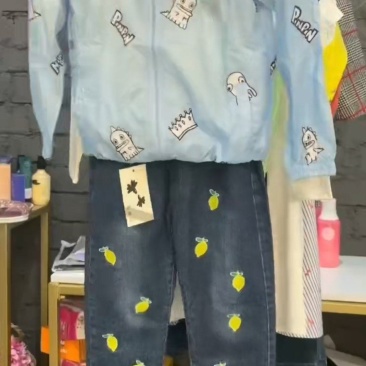 实体店精品童装。