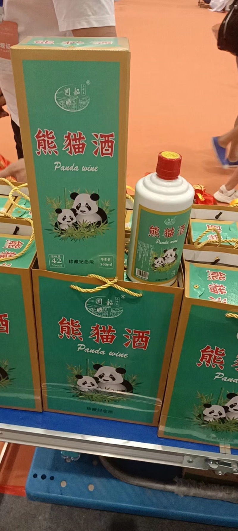 厂家批发熊猫酒42度一箱六瓶配三个手提袋
