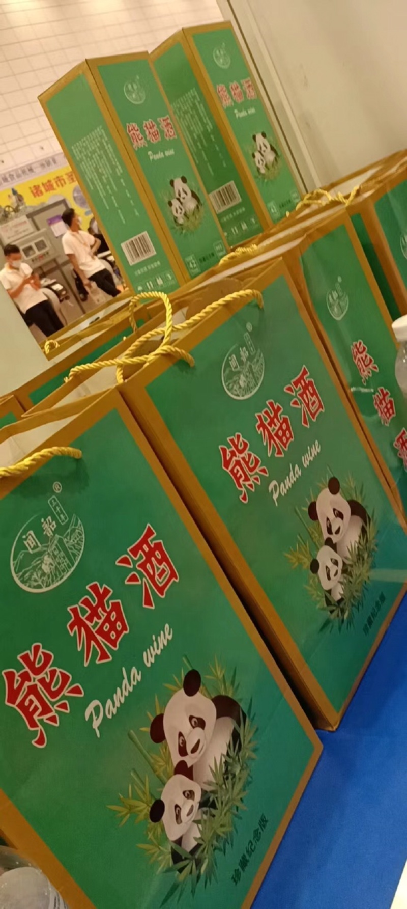 厂家批发熊猫酒42度一箱六瓶配三个手提袋