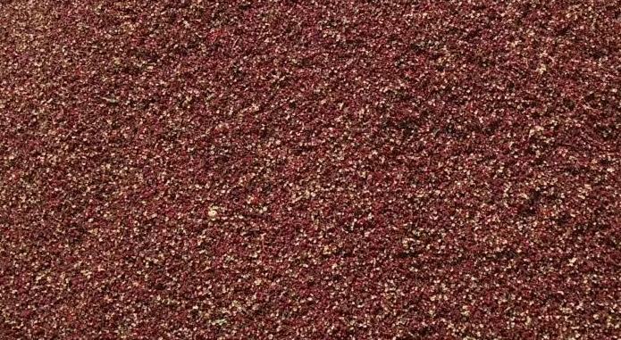 黑胡椒粒与磨碎后的对比图