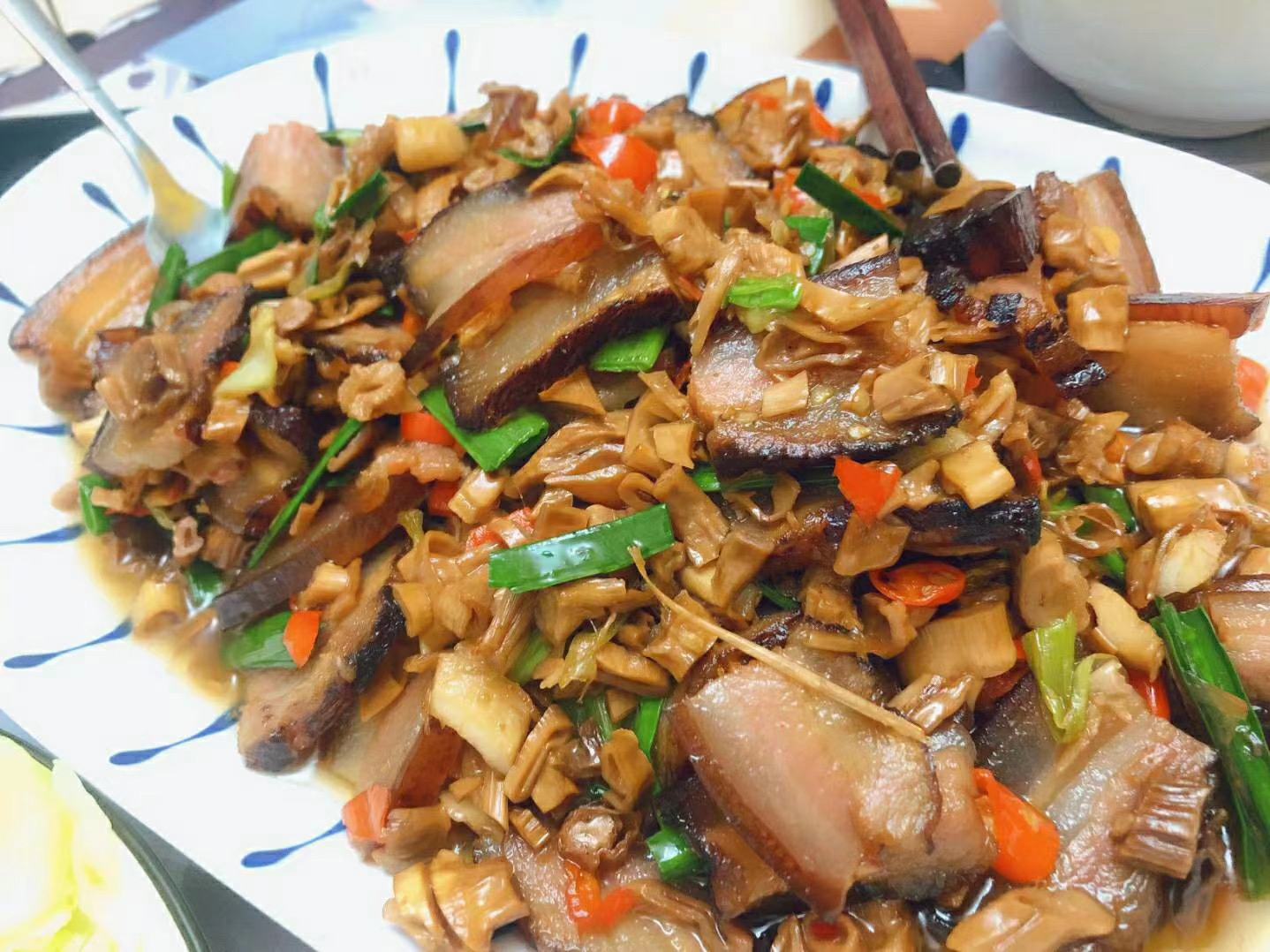 一盘热气腾腾的雷竹笋炒腊肉,色泽诱人,摆盘精致 雷竹笋烹饪成品图