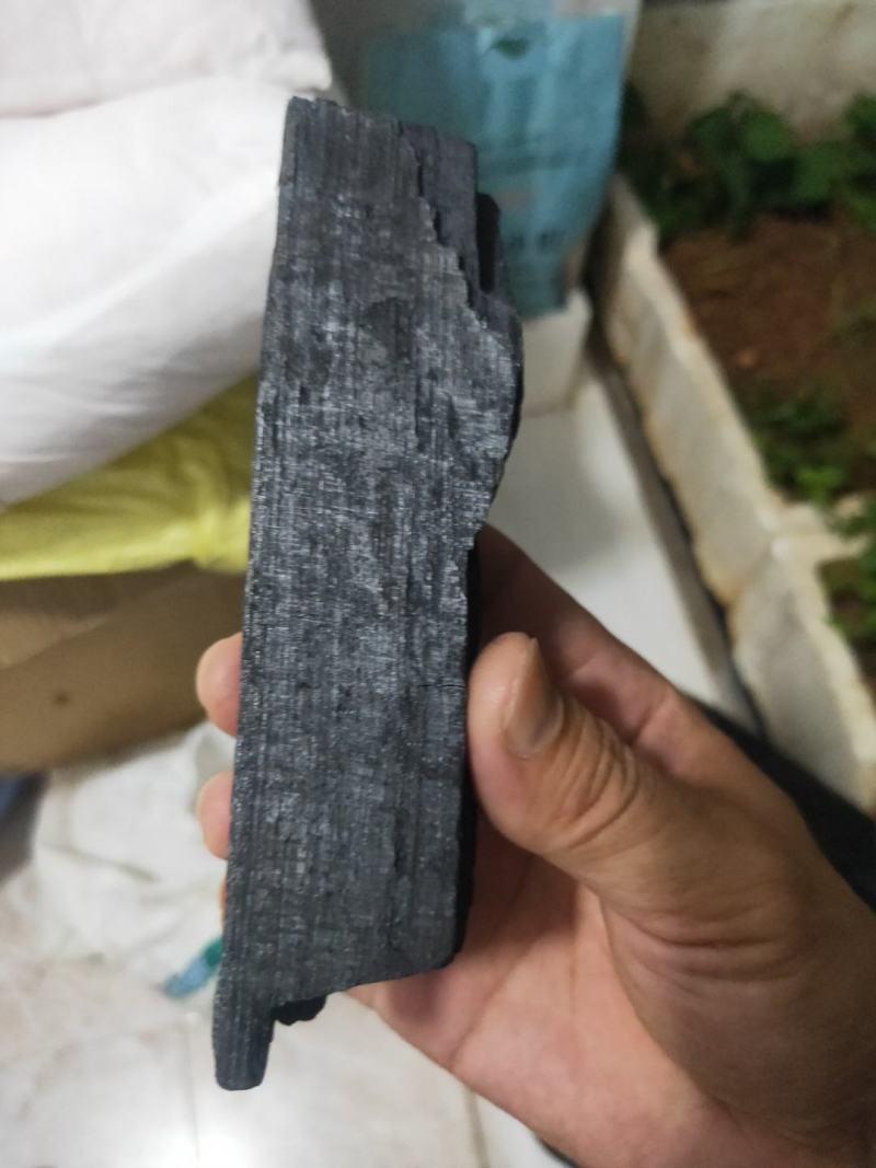 本人出售进口木炭，整柜26吨，需要的老板欢迎联系