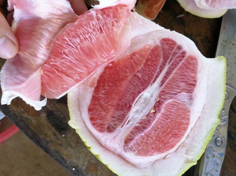 三红蜜柚大量供应中，水份充足，口感细腻甜