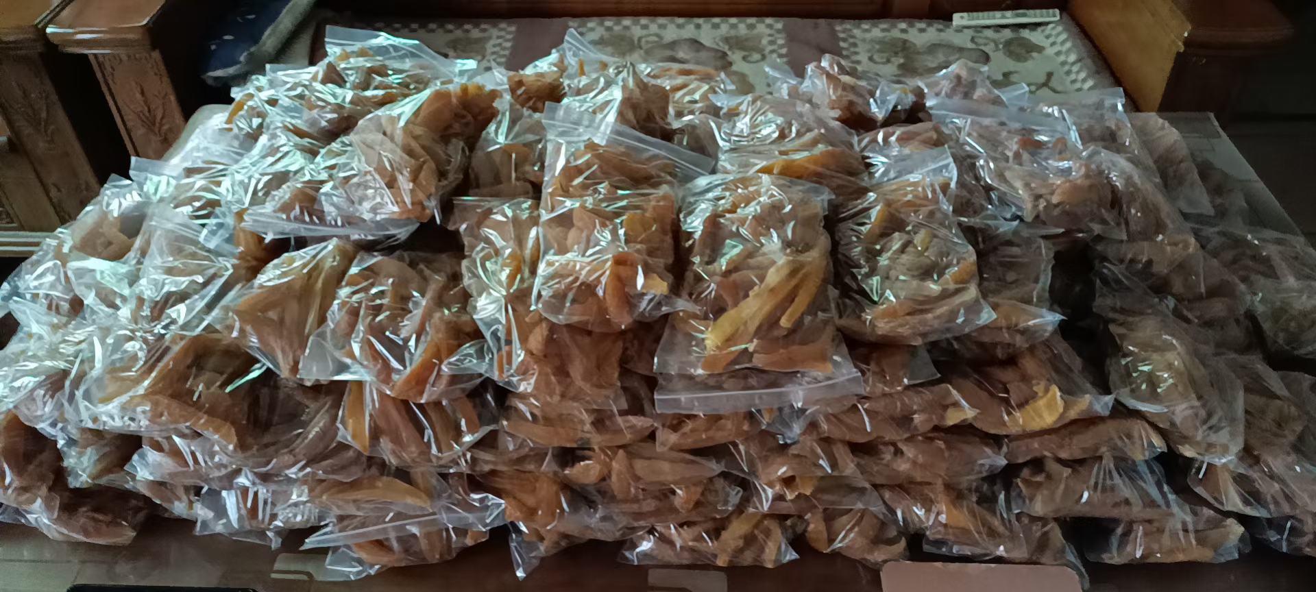 15袋花生整齐排列在桌面上,其中一袋比其他袋子轻 15袋花生排列整齐的桌面