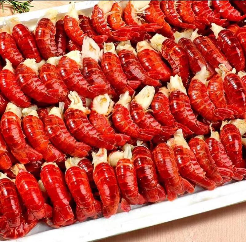 鲜活龙虾蒸煮现剥爆炒，芝士虾尾，虾尾炒面