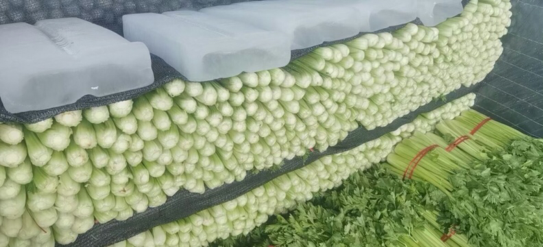 展示香芹和西芹在超市货架上的销售情况,体现其在市场上的不同定位 香芹与西芹市场销售场景图