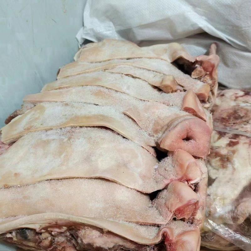 生的猪头肉新鲜去骨劈半猪脸肉，价格便宜一手货源。