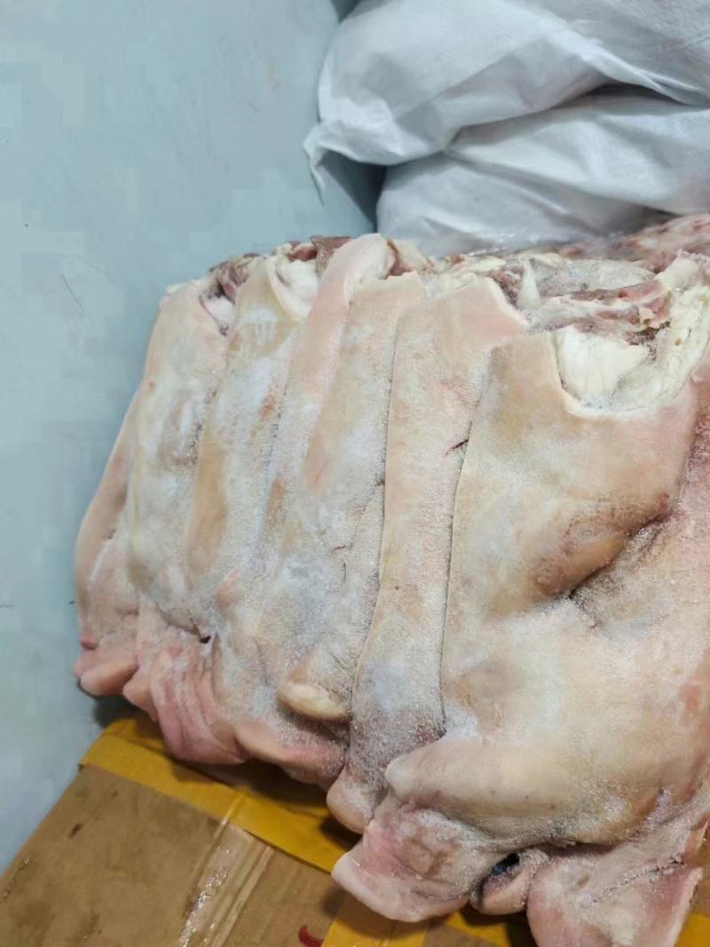 生的猪头肉新鲜去骨劈半猪脸肉，价格便宜一手货源。