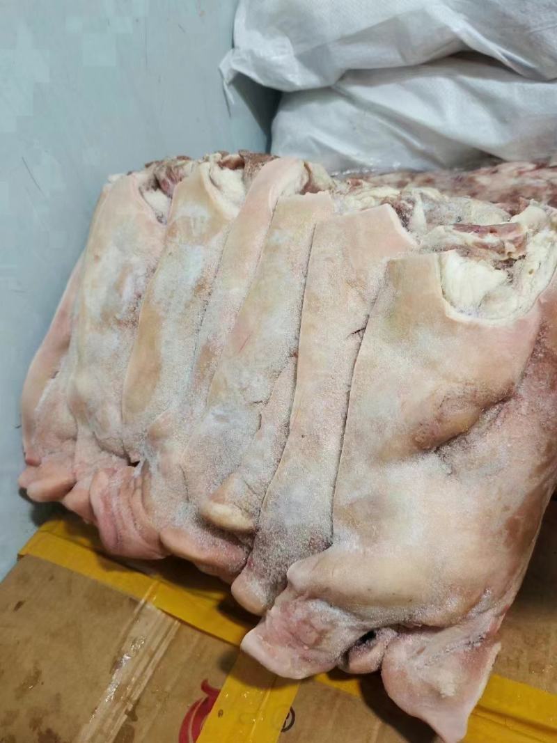 生的猪头肉新鲜去骨劈半猪脸肉，价格便宜一手货源。