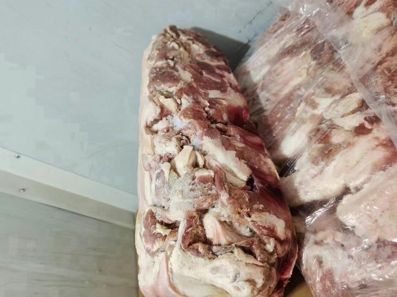 生的猪头肉新鲜去骨劈半猪脸肉，价格便宜一手货源。