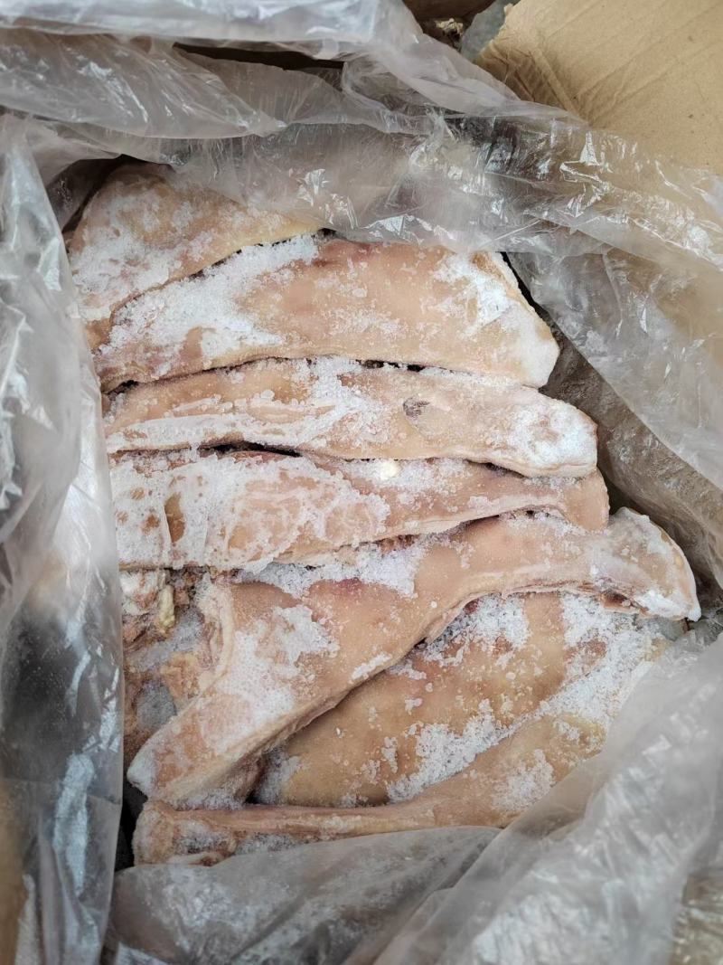 生的猪头肉新鲜去骨劈半猪脸肉，价格便宜一手货源。