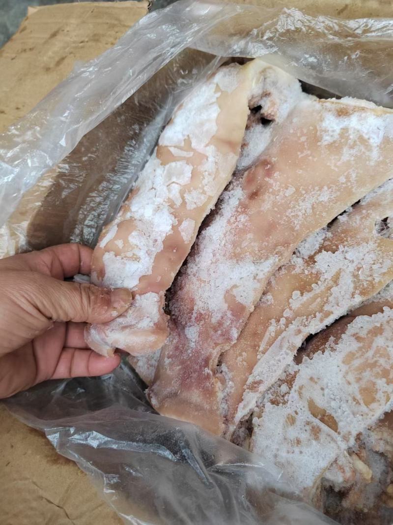 生的猪头肉新鲜去骨劈半猪脸肉，价格便宜一手货源。