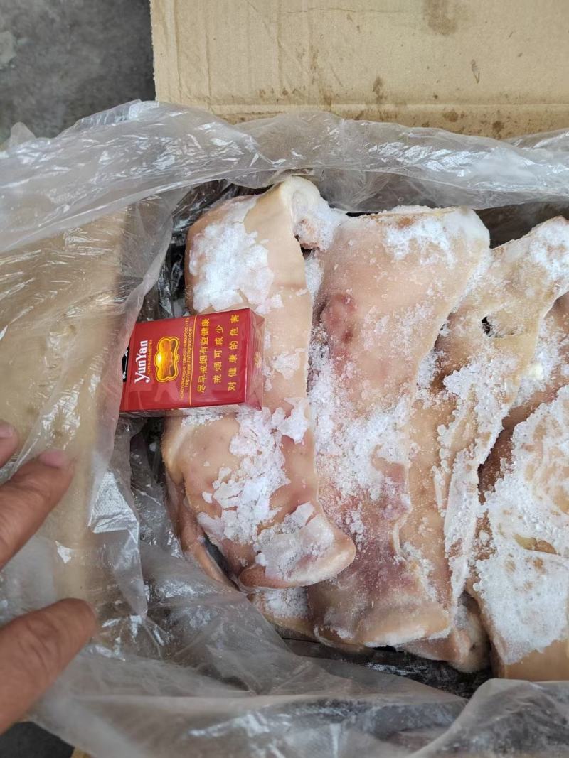 生的猪头肉新鲜去骨劈半猪脸肉，价格便宜一手货源。