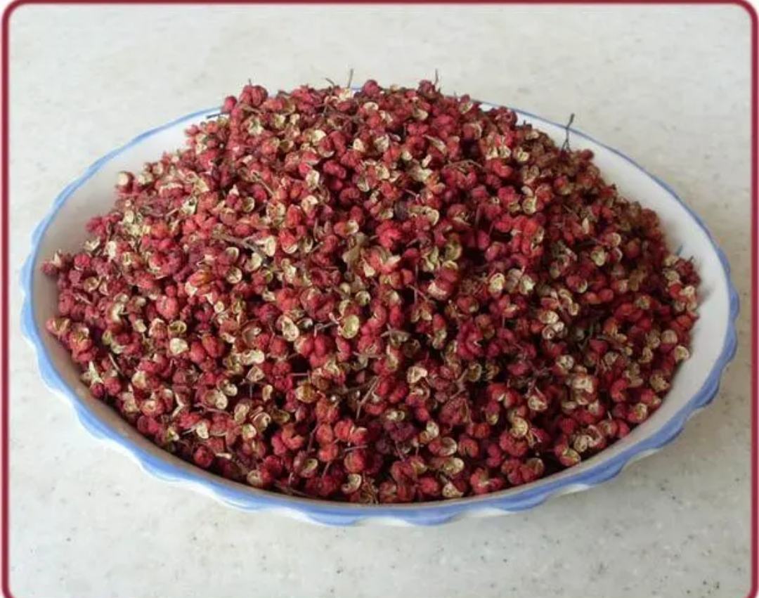 一盘泡椒与野山椒共同炒制的川菜成品,色泽红亮,香气扑鼻 泡椒与野山椒搭配的川菜成品图