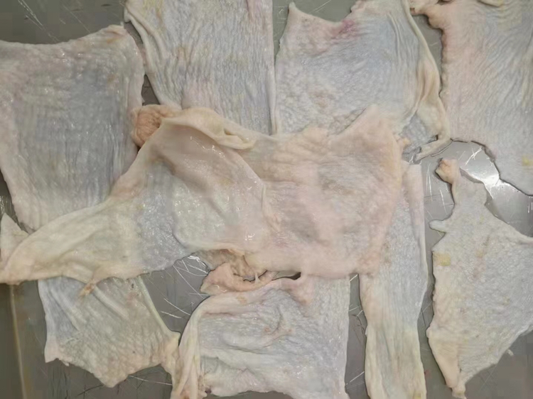 两张并列摆放的鸡腿对比照片,左侧为生态散养三黄鸡鸡腿,表皮金黄有光泽,肌肉紧实,带少量天然脂肪;右侧为速生白羽鸡鸡腿,体积较大但颜色苍白,表皮松软,有明显注水痕迹。背景为木质砧板,旁边放置一把不锈钢厨刀 鸡腿对比图