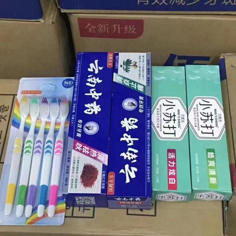 火爆产品牙膏牙刷三件套，4块6一套，包括牙膏两只牙刷一板